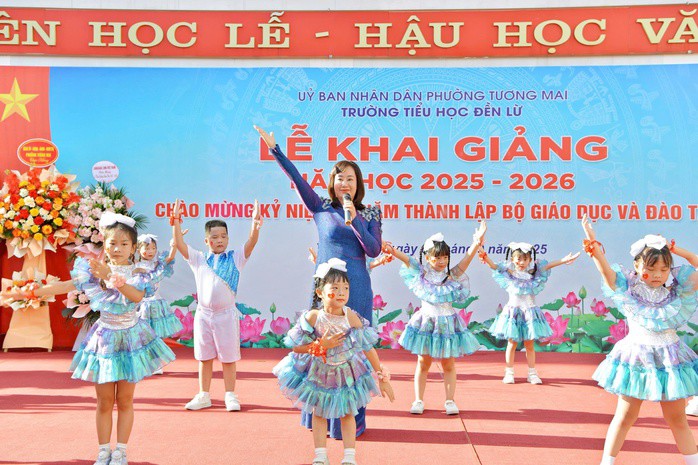 Lễ khai giảng tại Trường Tiểu học Đền Lừ sáng nay