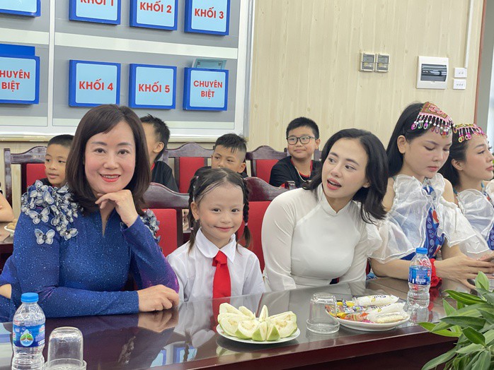 Học trò Thủy Tiên cùng các cô giáo trong ngày khai giảng