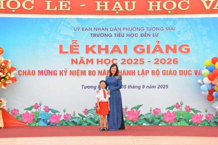 Cô Lê Thị Mai Hoa, Hiệu trưởng nhà trường, chúc mừng học trò Thủy Tiên trong ngày khai giảng