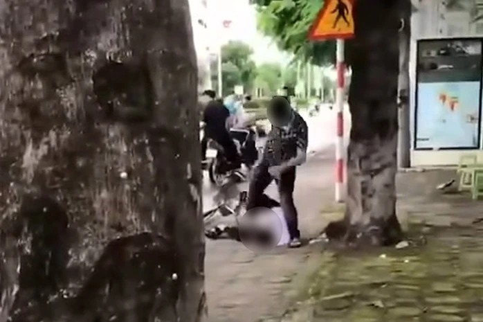 Nam sinh Đ.H.Đ bị đánh đến co giật trên đường. Ảnh cắt từ clip