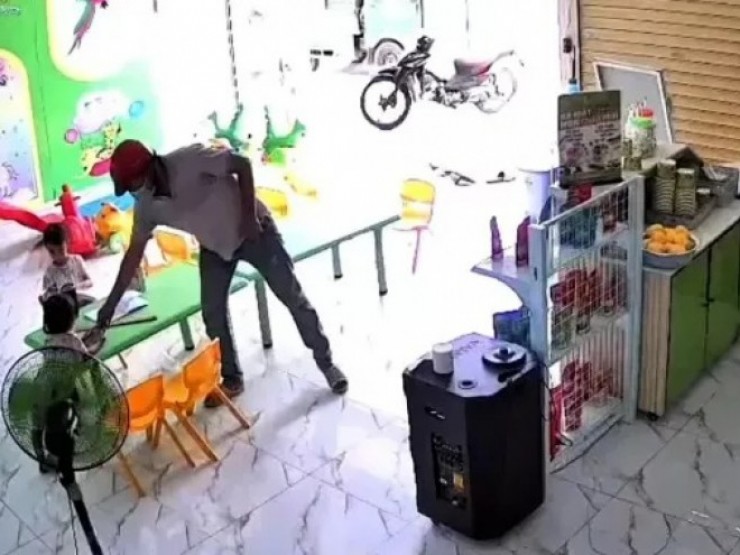 Giả vờ mua cháo rồi giật điện thoại của bé gái ở xã Bà Điểm