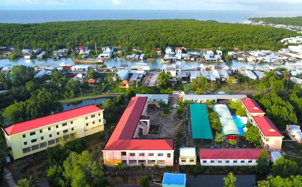 Đây là ngôi trường đặc biệt nằm ở điểm Cực nam của Tổ quốc, nơi cô trò ngồi khai giảng có thể nghe được cả sóng biển rì rào.