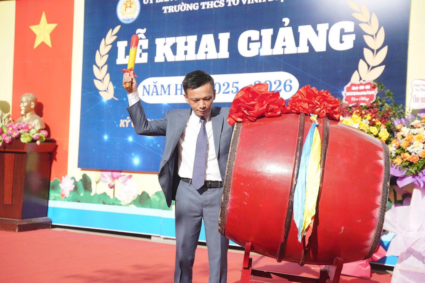 Thầy hiệu trưởng Lê Hoài Quân đánh tiếng trống khai trường, mở ra một chặng đường học tập và rèn luyện mới, nơi mỗi thầy cô tiếp tục gieo những hạt giống tri thức, mỗi học sinh phấn đấu hết mình để trưởng thành hơn mỗi ngày.