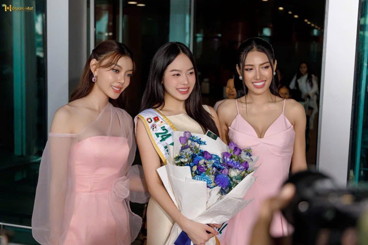 Ngày 4/9, Hoa hậu Thanh Thủy đã đáp chuyến bay tới Myanmar để bắt đầu chuyến công tác kéo dài 3 ngày tại đây. Cô được người đẹp Thae Su Nyein - Miss Grand Myanmar 2024 và Myint Myat Moe - Miss Cosmo Myanmar 2025 chào đón ở sân bay.