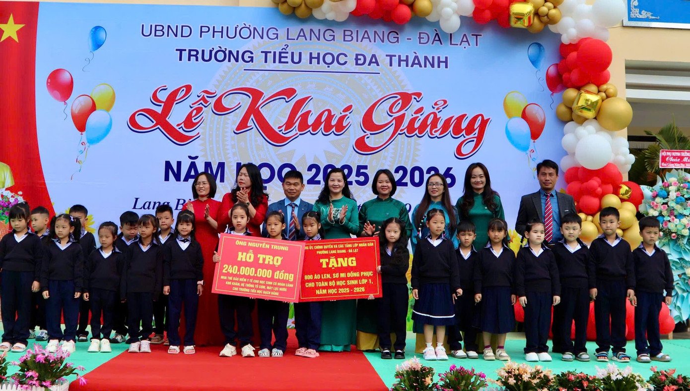Lãnh đạo phường Lang Biang - Đà Lạt trao tặng các phần quà tiếp sức học sinh.