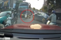 Clip: Người đàn ông đi xe đạp điện sang đường ẩu, suýt chui gầm xe hổ vồ