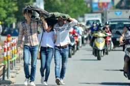 Tin tức trong ngày - Nắng nóng bao trùm miền Bắc, nhiệt cao kèm oi bức ngày Khai giảng