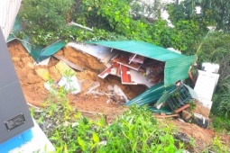 Tin tức trong ngày - Sạt lở khiến nhà dân và trạm sạc điện bị cuốn xuống sông