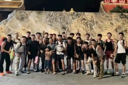 Bế phụ nữ lên núi, xoa bóp chân: Dịch v…