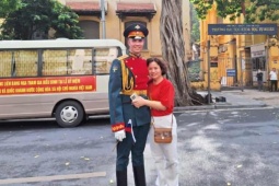 Clip "gây bão" của người phụ nữ Việt chụp ảnh cùng Khối trưởng đoàn quân nhân Nga