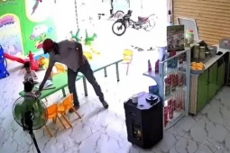 Giả vờ mua cháo rồi giật điện thoại của bé gái ở xã Bà Điểm