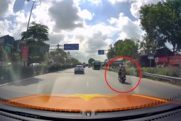 Xe máy - Xe đạp - Clip: Cặp đôi nam nữ đi xe máy lao thẳng vào đuôi ô tô như “chỗ không người”