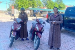 Trùng hợp khó tin: Hai phụ nữ cùng tuổi dắt nhầm xe máy giống hệt nhau
