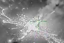 Thế giới - Drone Ukraine bám đuổi, phá hủy bệ phóng S-300 Nga