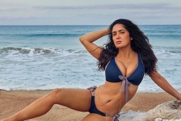 Làm đẹp - Salma Hayek giữ vòng eo 61 cm ở tuổi 59