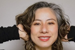 Làm đẹp - Mẹ hai con được khen xinh đẹp hơn với mái tóc bạc tự nhiên