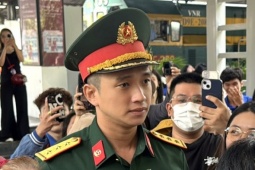 Dòng người chen chúc đón chiến sĩ A80 tại ga Sài Gòn