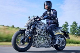 Môtô điện mới của Honda “ngụy trang” chạy thử nghiệm trên đường