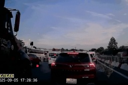 Tin tức trong ngày - Xe container đâm hàng loạt phương tiện trên đường Nguyễn Văn Linh, Hà Nội