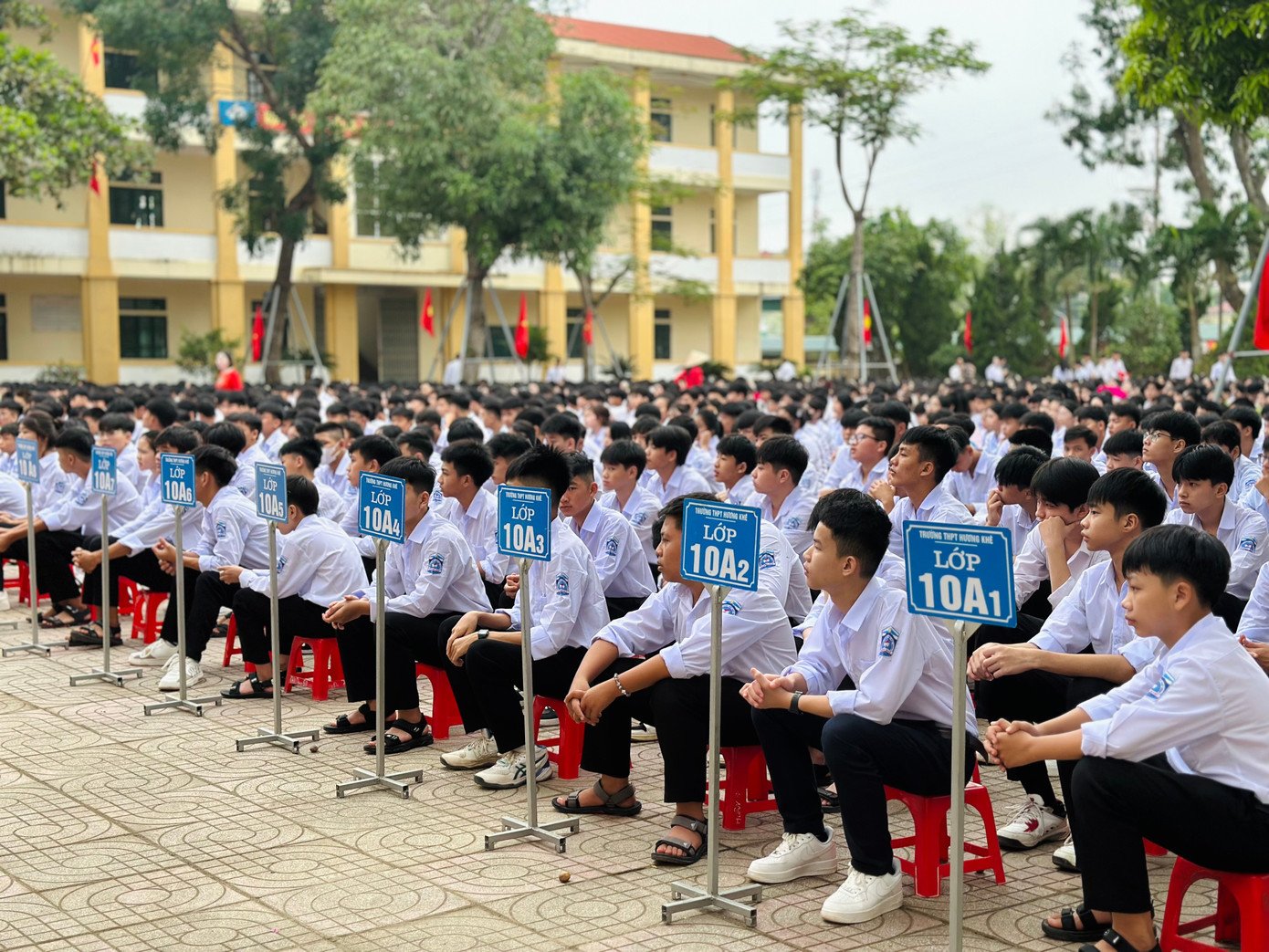 Học sinh Hà Tĩnh hào hứng khai giảng năm học mới.