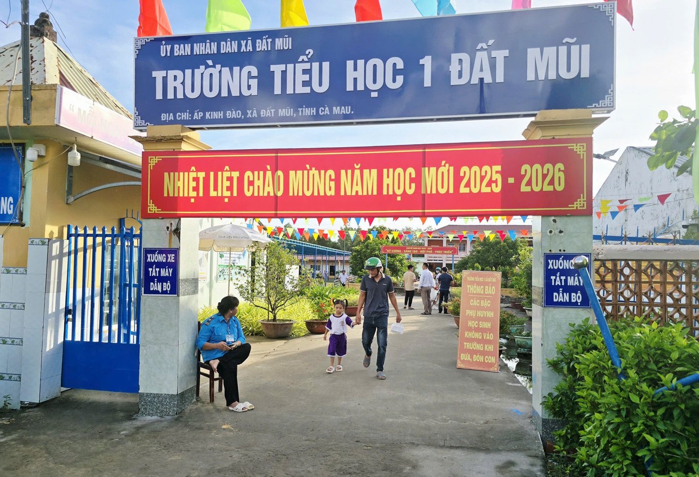Trường Tiểu học 1 Đất Mũi có gần 800 học sinh. Nhiều em học sinh đến trường bằng đò dọc (phương tiện lưu thông đường thủy).