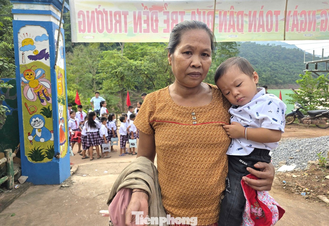 Từ sáng sớm, bà Lương Thị Duyên (trú bản Xằng Trên, xã Mỹ Lý) đưa cháu đến trường khai giảng năm học mới.