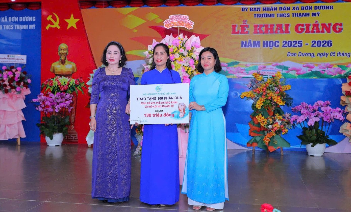 Phó Chủ tịch Ủy ban Trung ương MTTQ Việt Nam (bìa phải) trao biểu trưng 100 suất quà Trung thu cho trẻ mồ côi, khó khăn