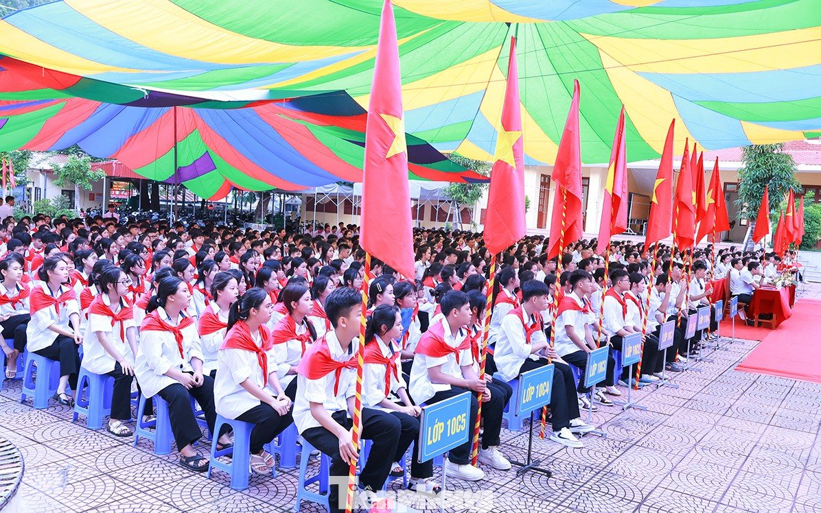 Ghi nhận tại Trường THCS thị trấn Cát Bà, Đặc khu Cát Hải (Hải Phòng), dự lễ khai giảng, có đại diện lãnh đạo địa phương, các thầy cô giáo và hàng trăm em học sinh các cấp đến đúng giờ, mặc đồng phục chỉnh tề, xếp hàng ngay ngắn. Ảnh: Xuân Thủy