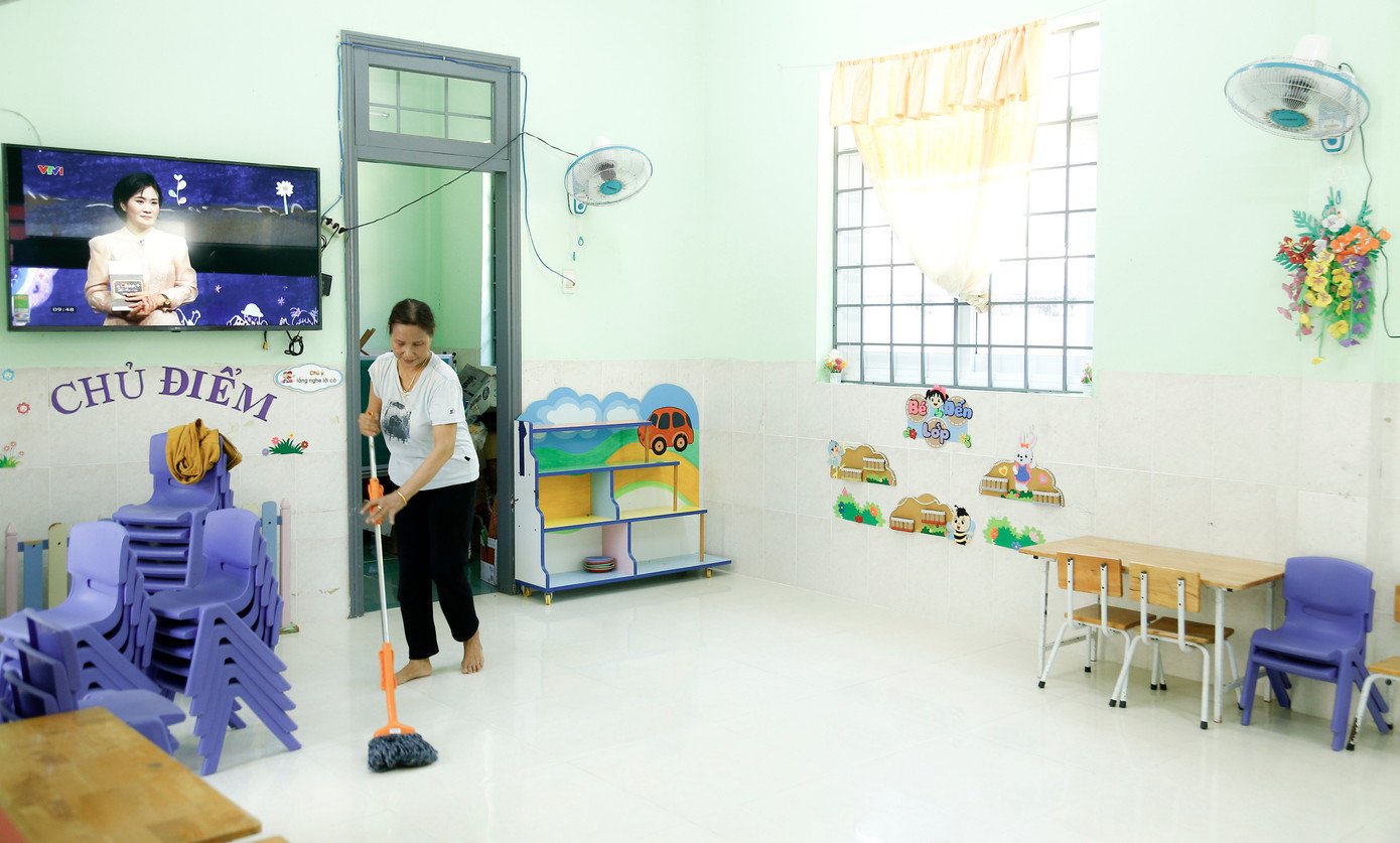 Theo cô Huệ, là trường ở xã đảo nên việc dạy và học gặp rất nhiều khó khăn, cơ sở vật chất còn hạn chế, tuy nhiên, những năm qua, được cấp ủy, chính quyền địa phương rất quan tâm. Minh chứng là trường mầm non mới của xã đang được xây dựng, sắp đưa vào sử dụng. Ảnh: T.Đ