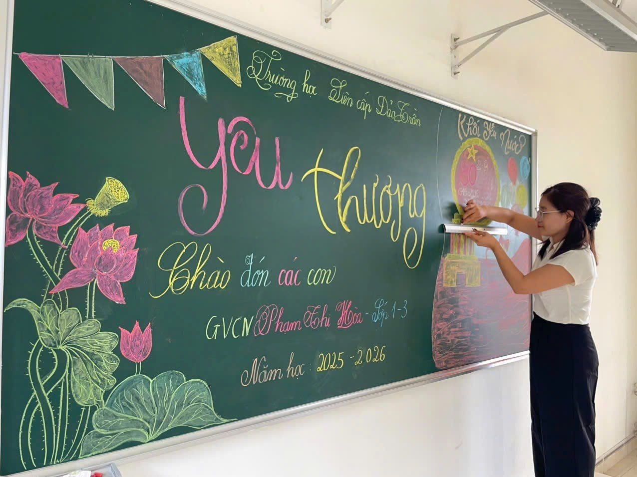 Cô giáo Phạm Thị Hòa nắn nót từng chữ cho ngày khai giảng.