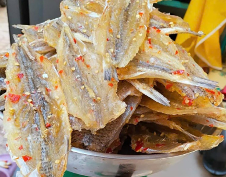 Trên thị trường, cá cơm trỏng tươi được rao bán trên chợ mạng với giá khoảng 100.000 đồng/kg, còn cá khô có giá lên đến hơn 400.000 đồng/kg.