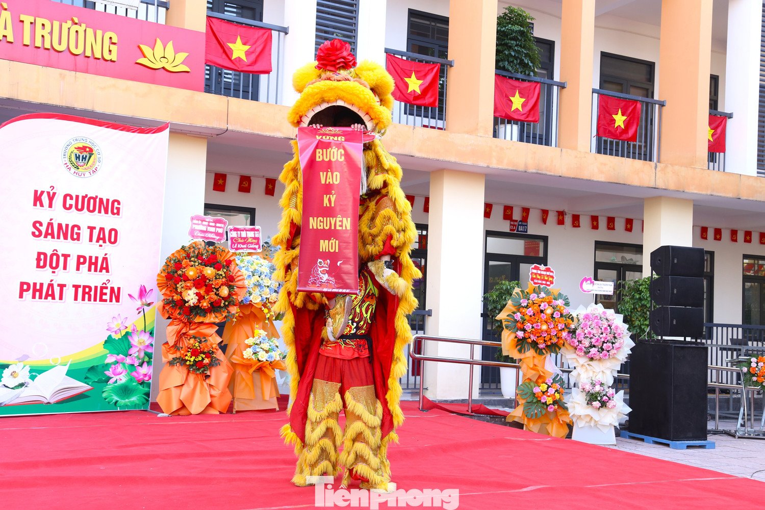 Sôi nổi màn múa lân chào năm học mới