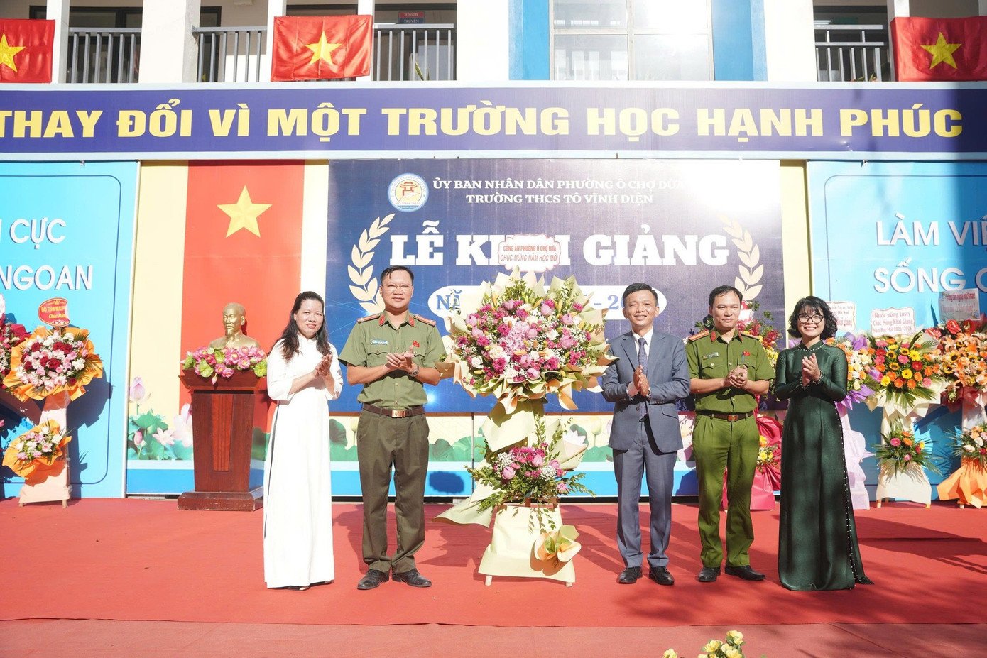Ban Giám hiệu nhà trường nhận những bó hoa tươi thắm từ các quý đại biểu, khách quý đến dự Lễ Khai giảng.
