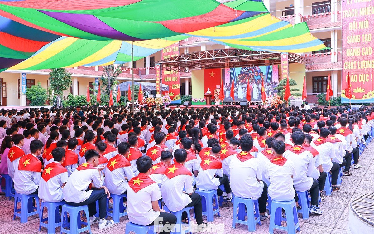 Ghi nhận tại Trường THCS thị trấn Cát Bà, Đặc khu Cát Hải (Hải Phòng), dự lễ khai giảng, có đại diện lãnh đạo địa phương, các thầy cô giáo và hàng trăm em học sinh các cấp đến đúng giờ, mặc đồng phục chỉnh tề, xếp hàng ngay ngắn. Ảnh: Xuân Thủy
