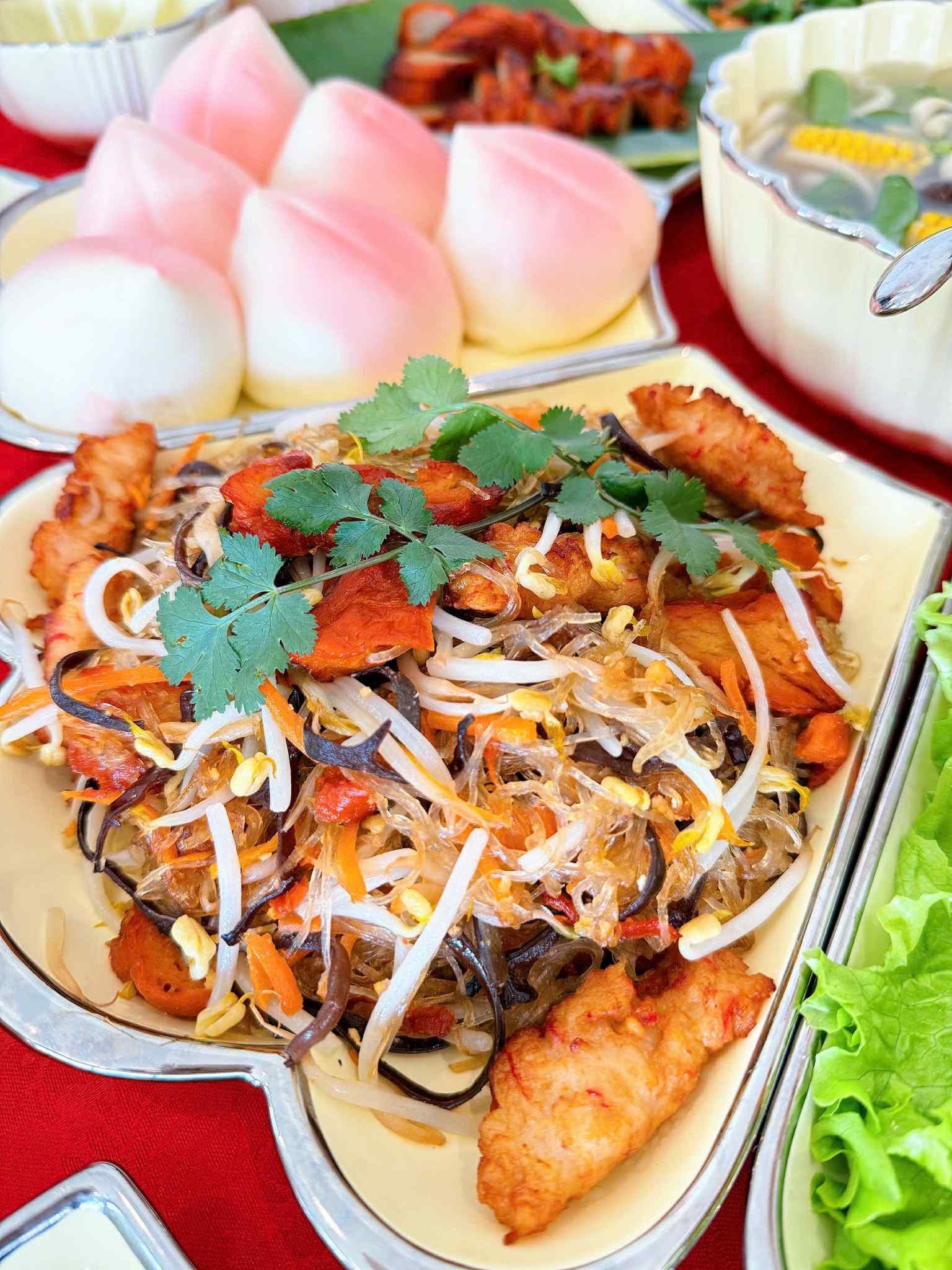 Mâm cỗ chay nhiều món được chị Hà tỉ mỉ chế biến, bày biện