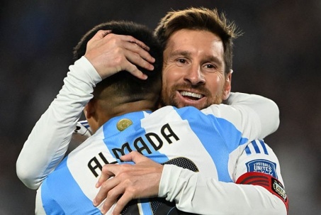 Messi rơi nước mắt ở trận đấu cuối sân nhà, san bằng kỳ tích ghi bàn của Ronaldo