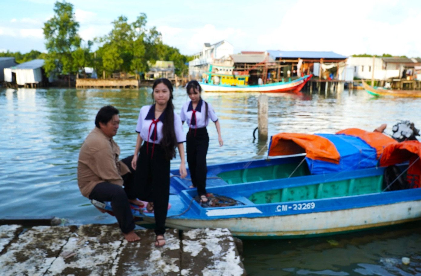 Ông Nguyễn Văn Tèo - phụ huynh của em Nguyễn Triệu Linh, học sinh lớp 5 và em Nguyễn Trung Hiếu học lớp 6 cho biết, theo như lịch học, gia đình hằng ngày phải 2 lượt đi về đưa rước con đến trường chi phí tốn khoảng 300.000 đồng.