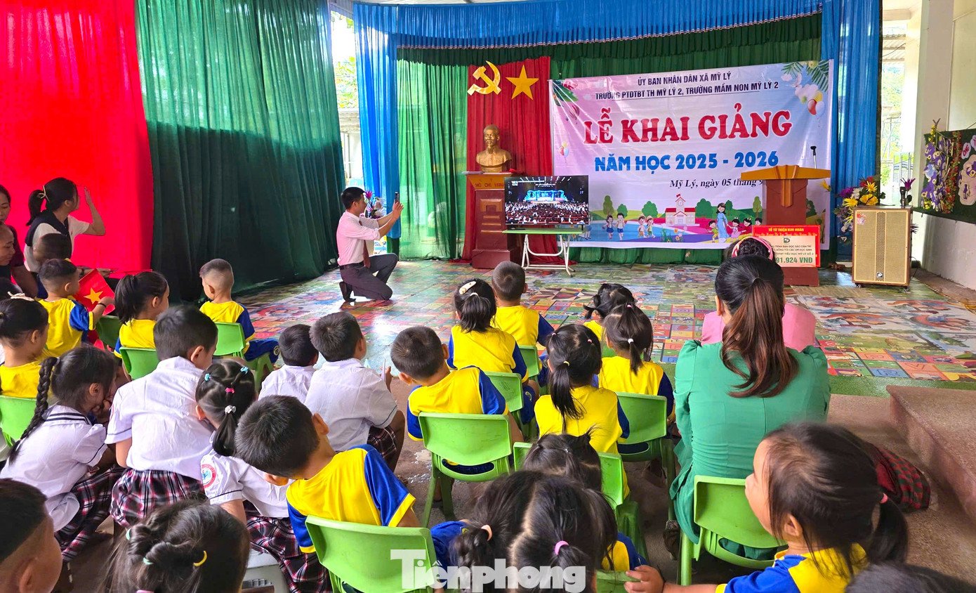 Các em học sinh theo dõi chương trình khai giảng chung do Bộ GD&ĐT tổ chức qua màn hình tivi.