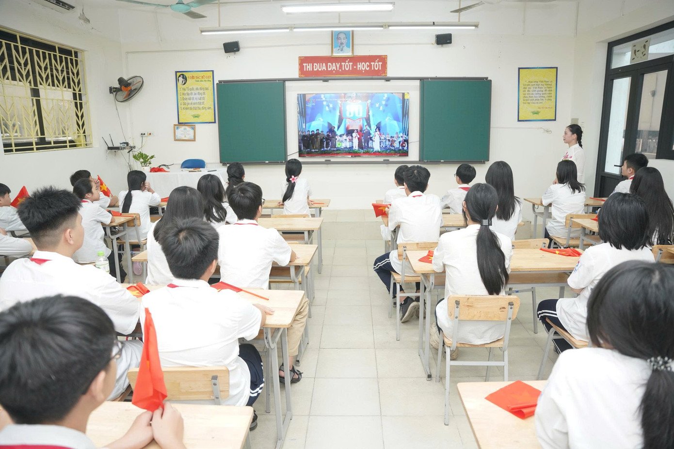 Cô và trò trường THCS Tô Vĩnh Diện kết nối buổi lễ khai giảng trực tuyến của Bộ Giáo dục và Đào tạo, kỷ niệm 80 truyền thống ngành Giáo dục.