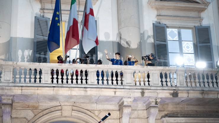 Hai tay đua Ferrari nhận sự ủng hộ nồng nhiệt trước thềm chặng đua tại Milan