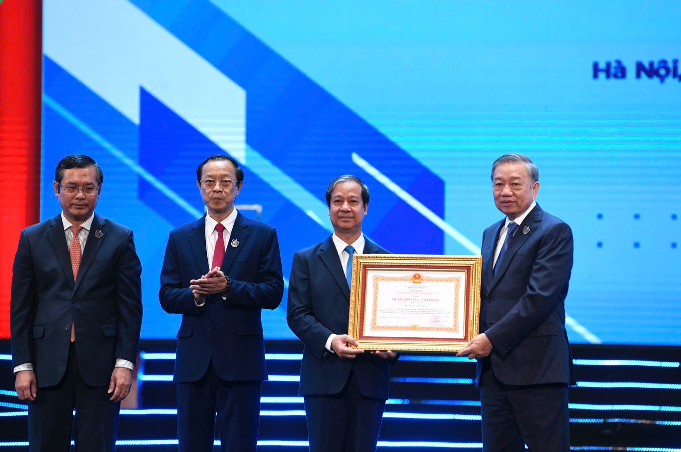 Bộ GD&ĐT nhận huân chương Lao động hạng nhất