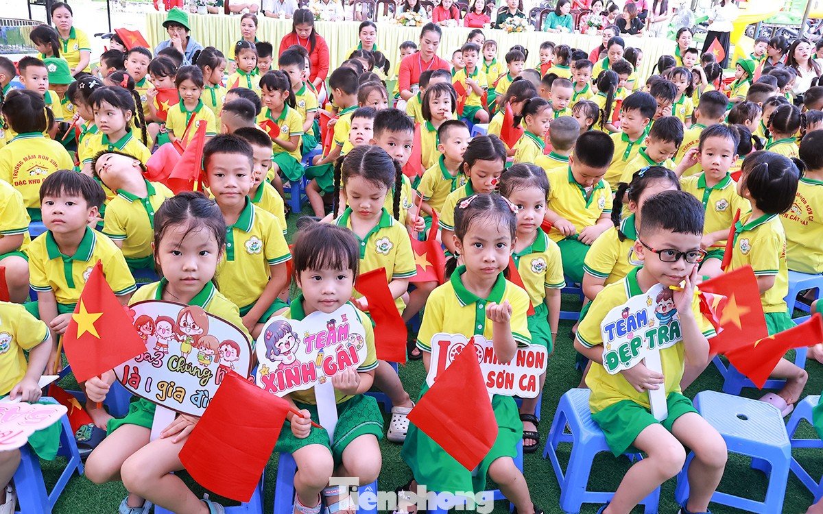 Trong khi đó, cô và trò Trường mầm non Sơn Ca trên đảo Cát Bà, Đặc khu Cát Hải (TP Hải Phòng) hân hoan, phấn khởi chụp ảnh kỷ niệm lễ khai giảng năm học mới sau khi kết thúc nghi lễ khai giảng. Ảnh: Xuân Thủy