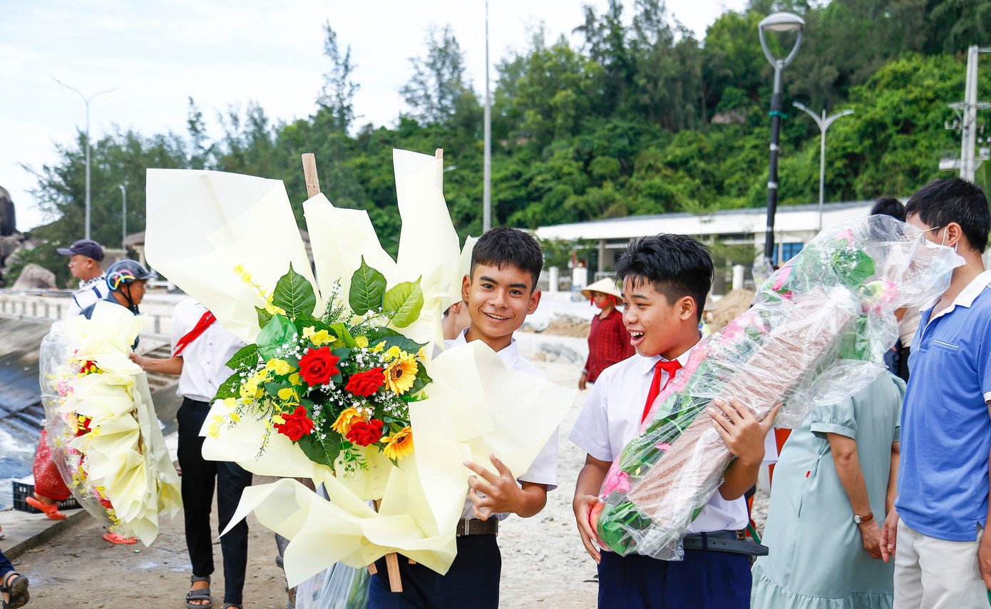 Theo lãnh đạo nhà trường, năm học này trường Tiểu học & THCS Nhơn Châu có 19 cán bộ, giáo viên, nhân viên; với 207 học sinh, sẽ chia thành 9 lớp học, mỗi lớp sĩ số dao động từ 20-32 học sinh. Cơ sở vật chất cơ bản đáp ứng nhu cầu giảng dạy. Ảnh: T.Đ
