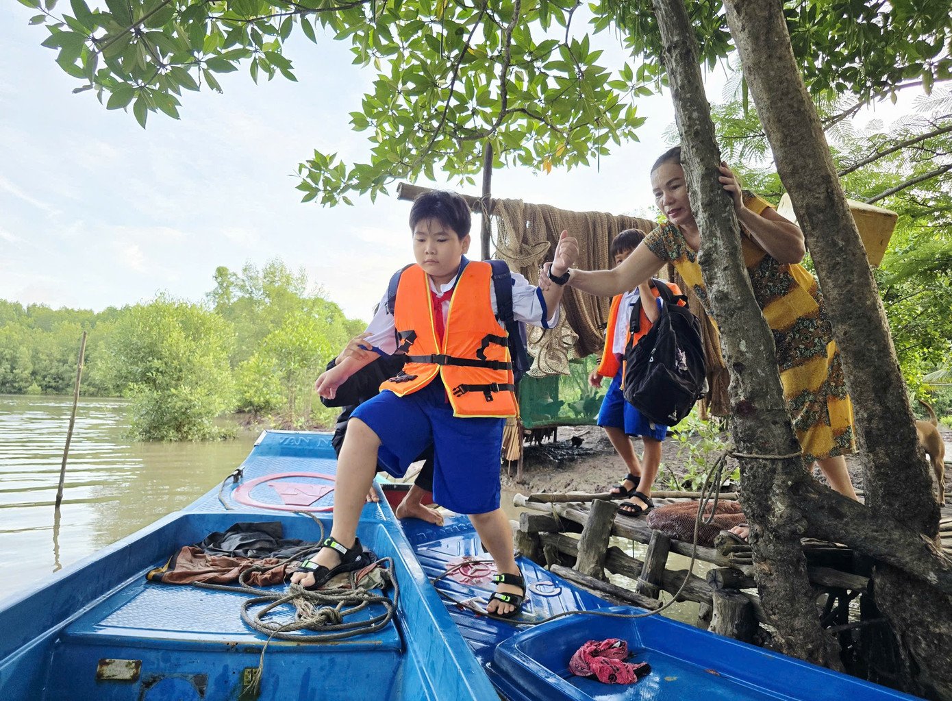 Không chỉ ông Tèo mà các gia đình ở xã Đất Mũi còn phải đi bằng đường thủy đến trường do một số khu vực đường bộ chưa phát triển thuận lợi.