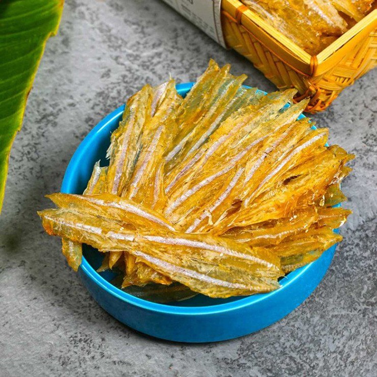 Thịt cá cơm trỏng có vị ngọt thanh, ít tanh, xương lại dễ tách, phù hợp để chế biến đa dạng các món ăn.