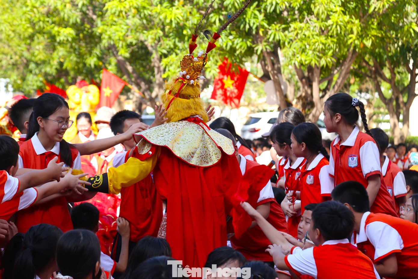 Tôn Ngộ Không xuất hiện tại lễ khai giảng khiến các học sinh thích thú.