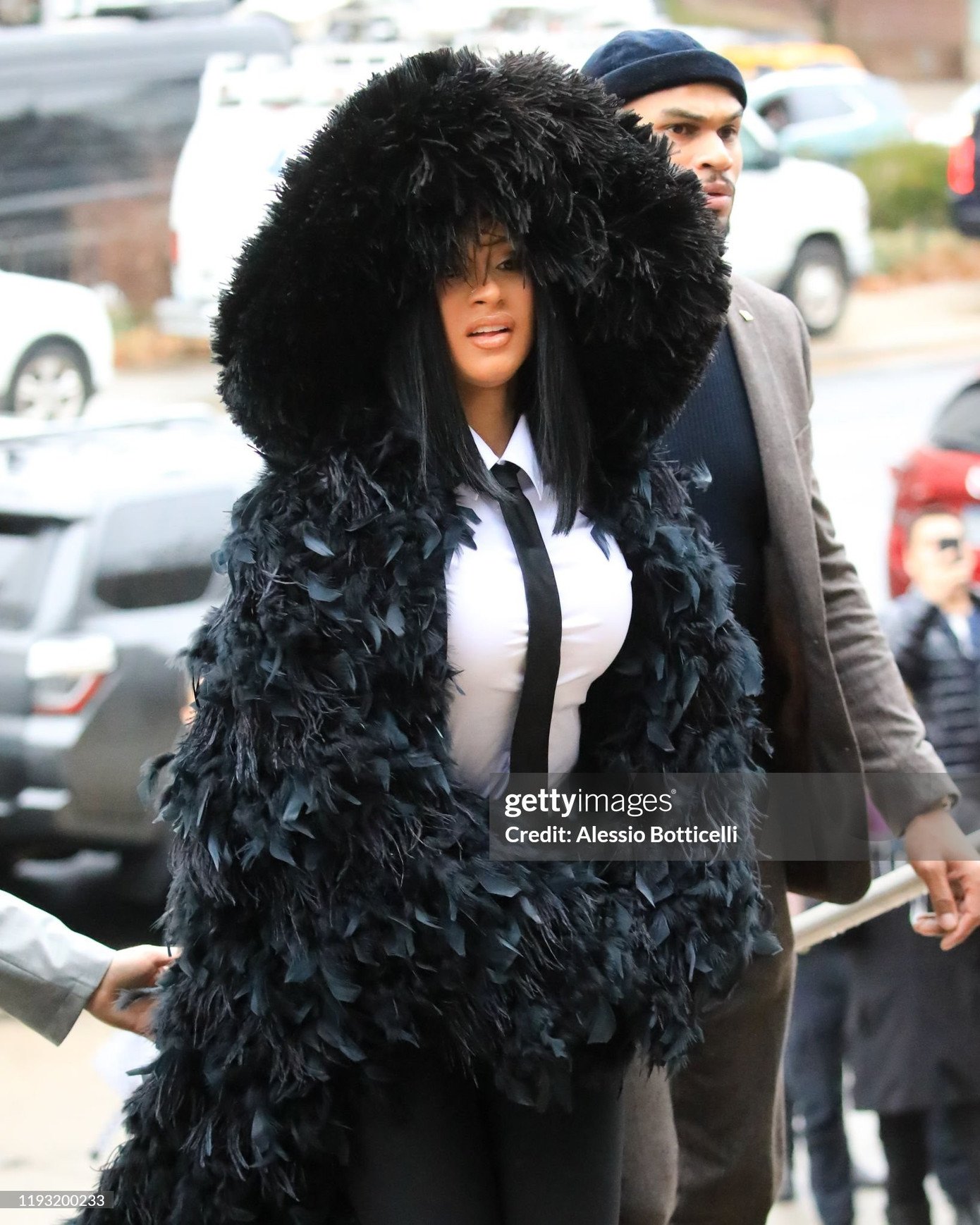 "Tắc kè hoa" Cardi B gây chú ý khi hầu tòa với loạt tạo hình thời trang đắt đỏ - 7