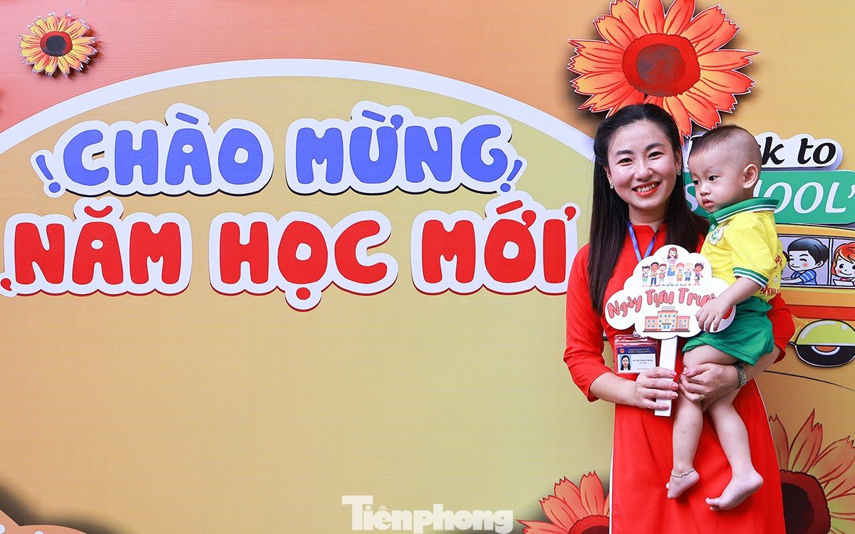 Trong khi đó, cô và trò Trường mầm non Sơn Ca trên đảo Cát Bà, Đặc khu Cát Hải (TP Hải Phòng) hân hoan, phấn khởi chụp ảnh kỷ niệm lễ khai giảng năm học mới sau khi kết thúc nghi lễ khai giảng. Ảnh: Xuân Thủy
