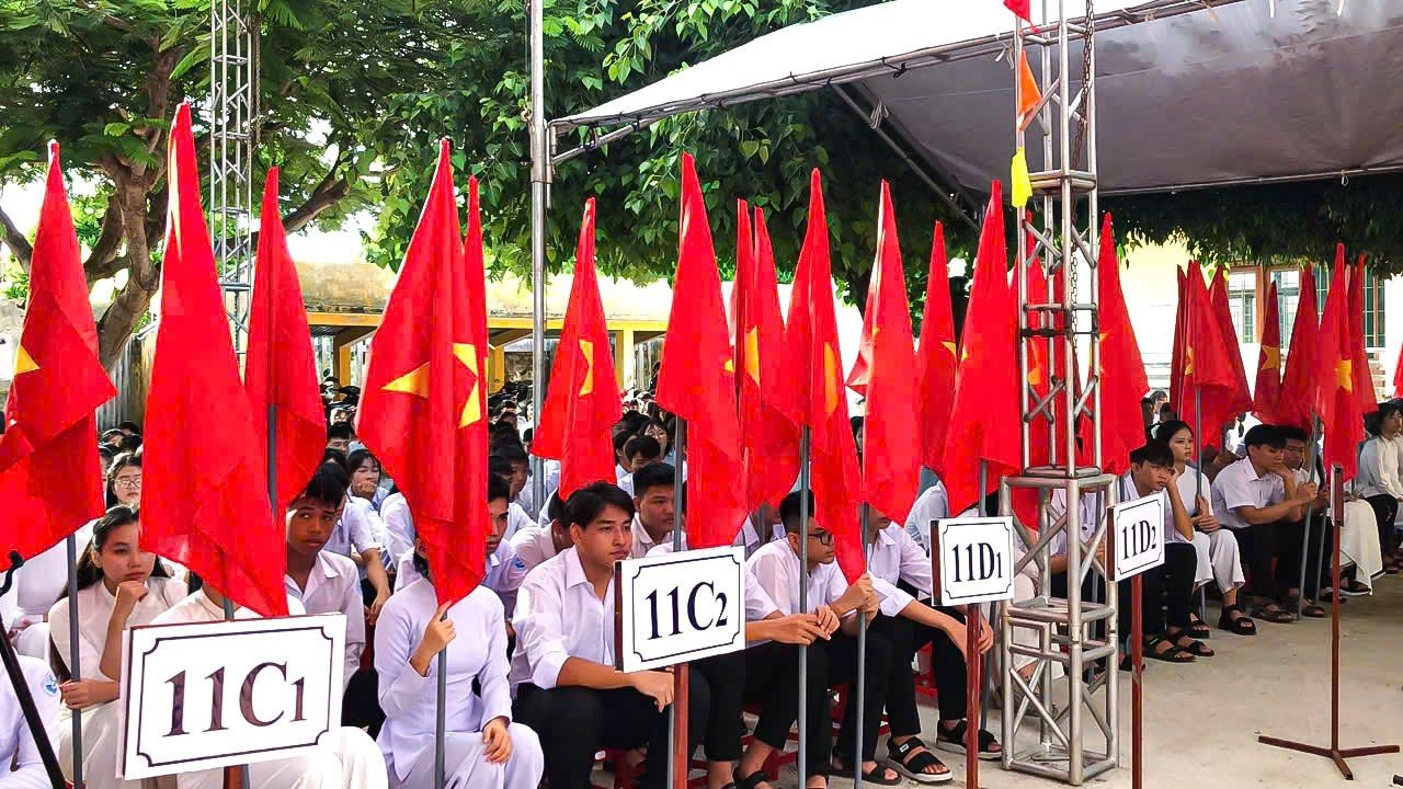Hơn 1.000 học sinh trên đảo tiền tiêu Lý Sơn náo nức ngày khai giảng năm học mới. Ảnh: Đình Nhật