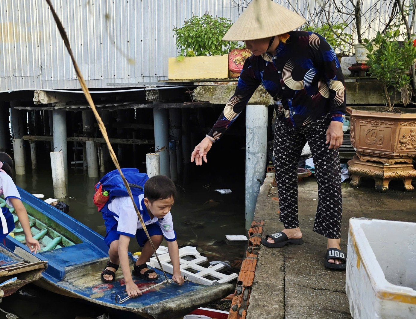 Họ chịu khó khăn hơn những nơi khác để nuôi chữ, mang theo hy vọng tương lai con mình sẽ tốt hơn.